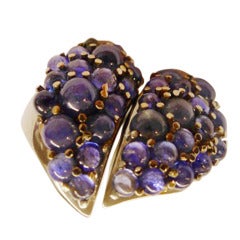 Solange Azagury : "Broken Heart" ring set with sapphires.