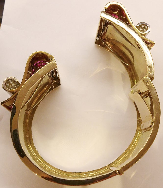 Retro Ruby Diamond Gold Platinum Clips on Convertible Bangle Bracelet In Good Condition In Paris, IDF