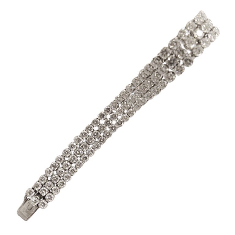 A platinum and white gold bracelet made with three diamond rows.
For the 132 brilliant-cut diamonds, approximate quality : G/H-VS
Total weight : 26 carats.
Length : 17 cm.