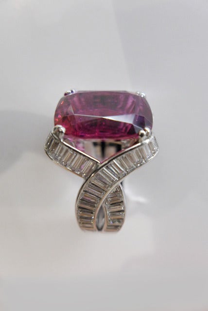 Platinum ring set with a rubellite and baguette-cut diamonds In Excellent Condition In Paris, IDF