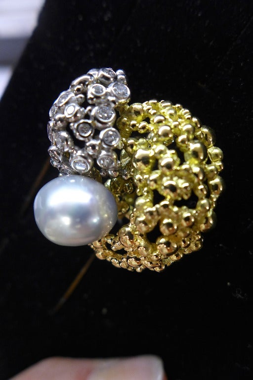 A stylish Gilbert Albert ring made with yellow gold beads and white gold beads set with diamonds. 
In the middle of the ring a white baroque South Sea pearl. 
Finger size : 6 can be sized. 
Diameter : 35 mm