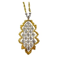 Ciondolo Buccellati in oro a due colori con diamanti incastonati sulla catena a spirale.