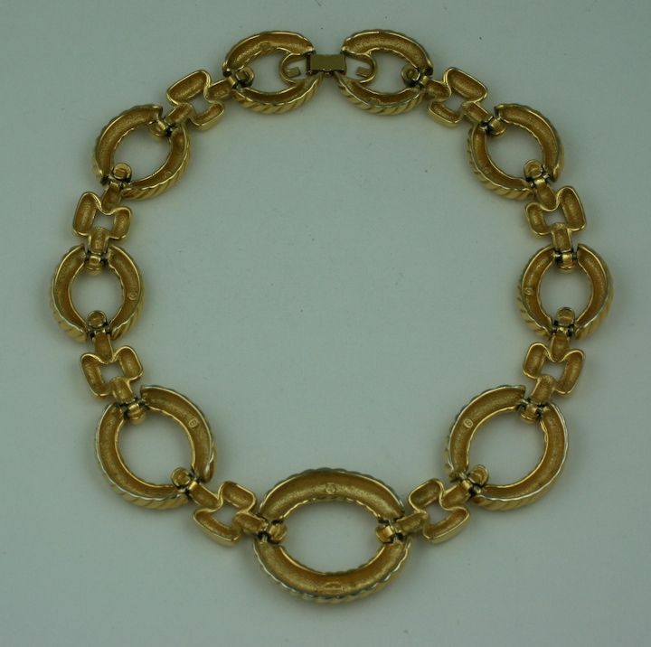 Strong statement gilt necklace from Givenchy,Paris.<br />
Excellent condition, 1980s.<br />
17.5