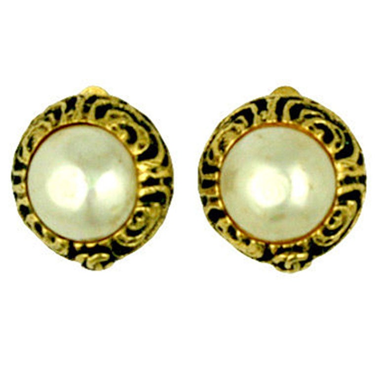 Orecchini con logo di perle Chanel in vendita