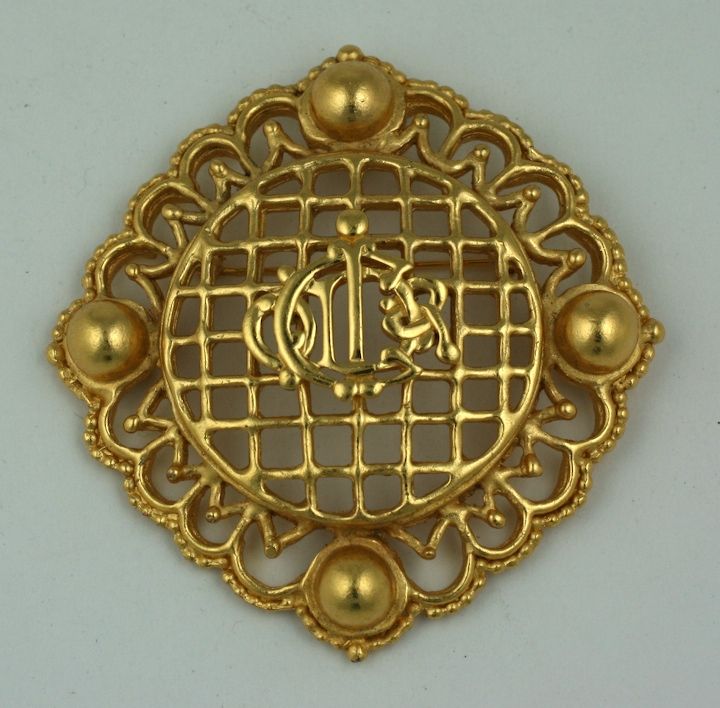 Broche logo Christian Dior en métal doré. Les initiales jointes proviennent des broches emblématiques du logo Dior des années 1950.<br />
Une échelle saisissante.  3