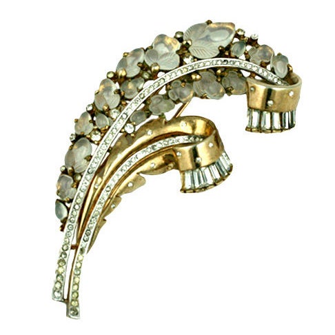 Grande plume de salade à fruits Trifari en vente