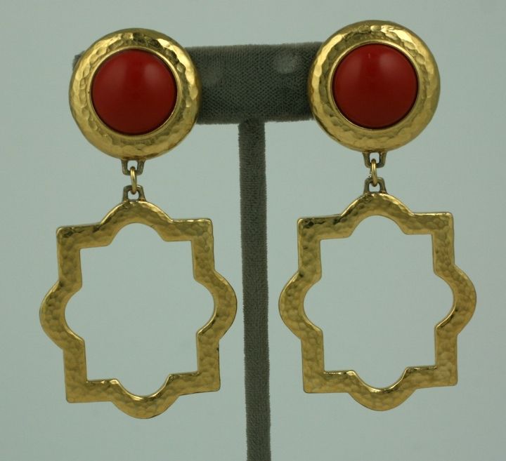 Attraenti orecchini in oro martellato con cabochon in vetro finto corallo. Accessori a clip, firmati Monet. <br />
Anni '80, 3