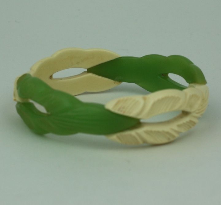Rare and unusual two tone, laminated green and cream <br />
bakelite carved leaf bangle. 1930s.<br />
Excellent condition.