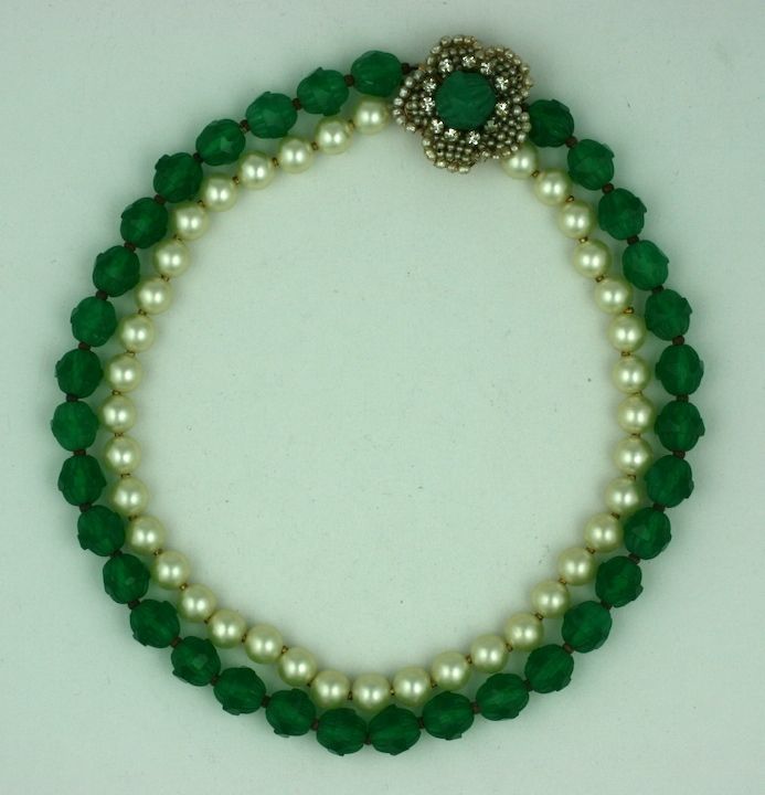 Collana a due fili di Miriam Haskell con perle finte e giada e chiusura con fiore di perle e diamanti.<br />
Condizioni eccellenti.   14