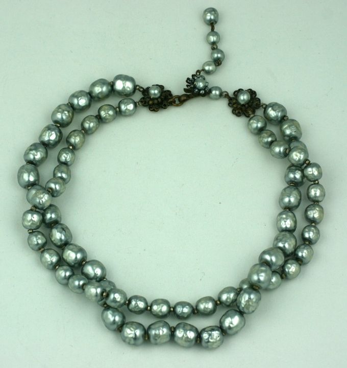 Collier classique à deux brins de Miriam Haskell en fausses perles de signature gris argenté. Excellent état. 14