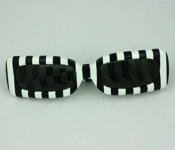 Vintage pop art Trifari black and white stripe bakelite glasses from the 1960s. <br />
exterior 5 7/8 or 15mm<br />
arm 5.25