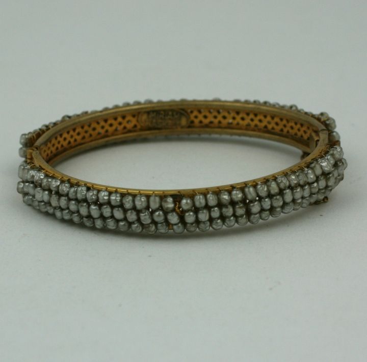 Bracelet Miriam Haskell en tissu cousu main  perles fausses baroques signature. années 1950, États-Unis.
2.diamètre intérieur de 25 pouces