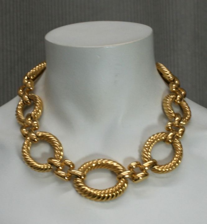 Attractive Givenchy Gilt Ribbed Chain Link Necklace In Excellent Condition For Sale In New York, NY