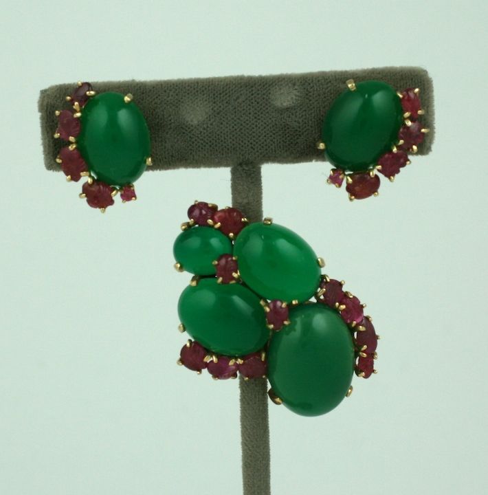 Attractive cabochon crysophrase (green onyx) brooch and earring suite with carved ruby 