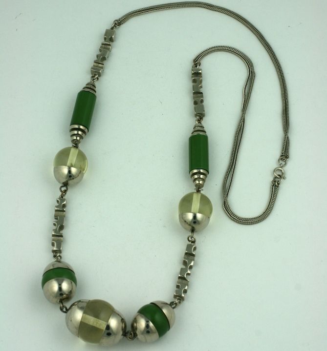 Insolita collana con logo di Pierre Cardin 1960 Francia. Il profilo dei link forma la 
