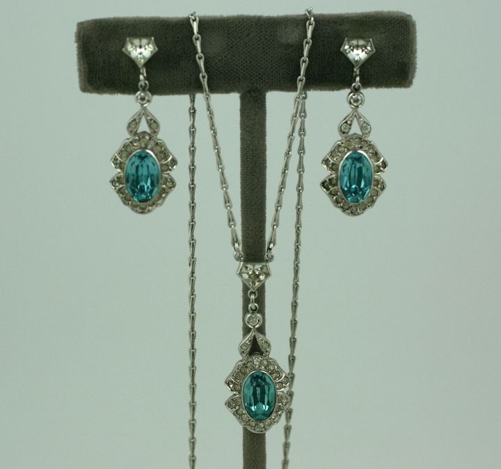 Art deco clear and aquamarine paste parure of drop earrings and pendant necklace set in sterling silver. Earrings with screw back fittings. 1930s USA.<br />
Earrings: 1 3/8