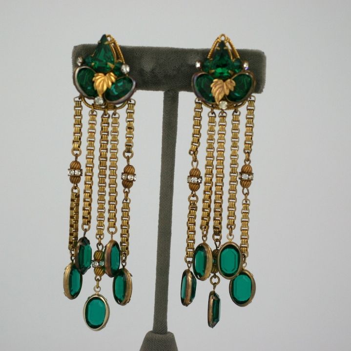 Miriam Haskell, orecchini lunghi di cristallo con smeraldo incastonato, catena russa dorata, piccole sfere dorate e rondelle di cristallo.<br />
Ottime condizioni. Anni '1960 USA.<br />
4 