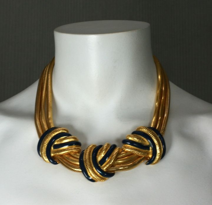 Collana con nodi dorati e smaltati in vendita 1