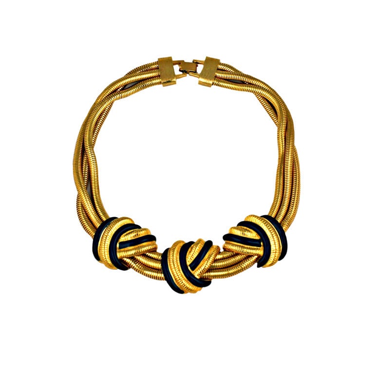 Vergoldete Halskette mit Emaille-Knoten im Angebot