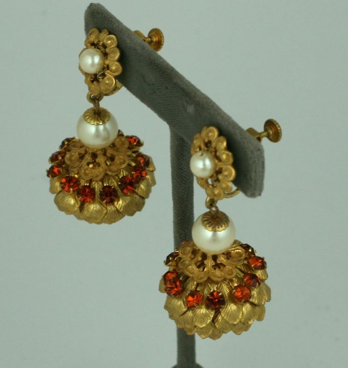 Boucles d'oreilles Miriam Haskell à capuchon en filigrane doré et fausses perles, accentuées par des pâtes de topaze. Les raccords à clip réglables sont sertis dans un métal doré russe caractéristique. 2.25