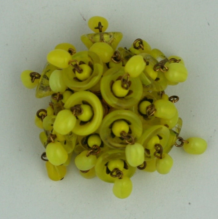 Broche tremblante en verre jaune par Miriam Haskell avec des perles en verre jaune coulé. Broche dimensionnelle avec beaucoup de couleur et de mouvement. années 1940, États-Unis.<br />
Excellent état