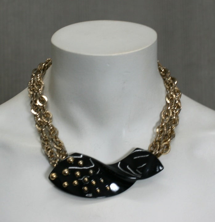 Trifari-Halskette mit Emaille und Nieten im Zustand „Gut“ im Angebot in New York, NY