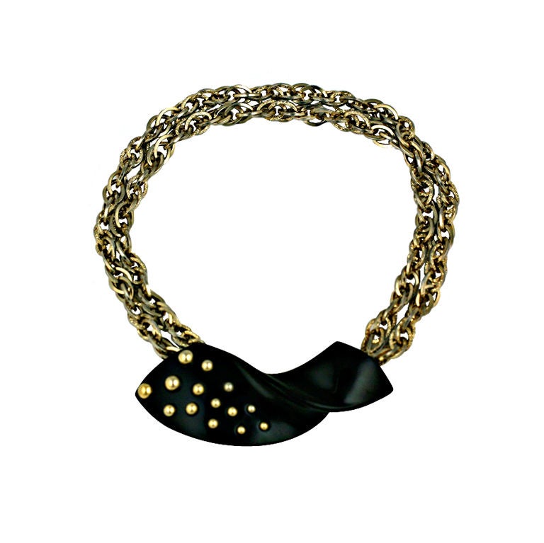 Trifari-Halskette mit Emaille und Nieten im Angebot