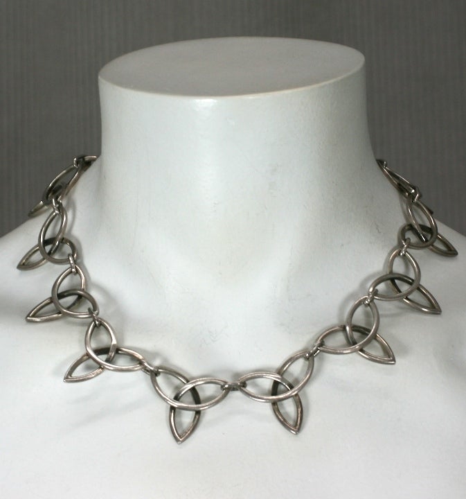 Attractive modernist sterling necklace formed of endless tri point links in succession. 1950s USA.
Excellent condition and quality.