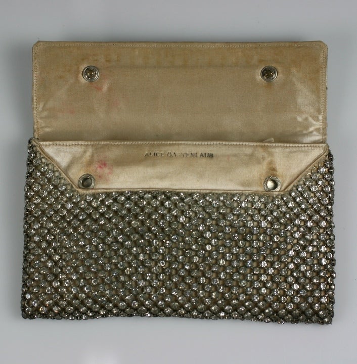 Pochette Art Déco française en maille sensuelle de strass pavés, doublée de satin de soie. France, années 1930. 7