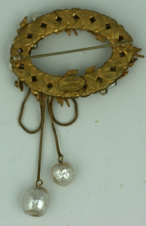 Miriam Haskell Broche couronne en perles et pavés Excellent état - En vente à New York, NY