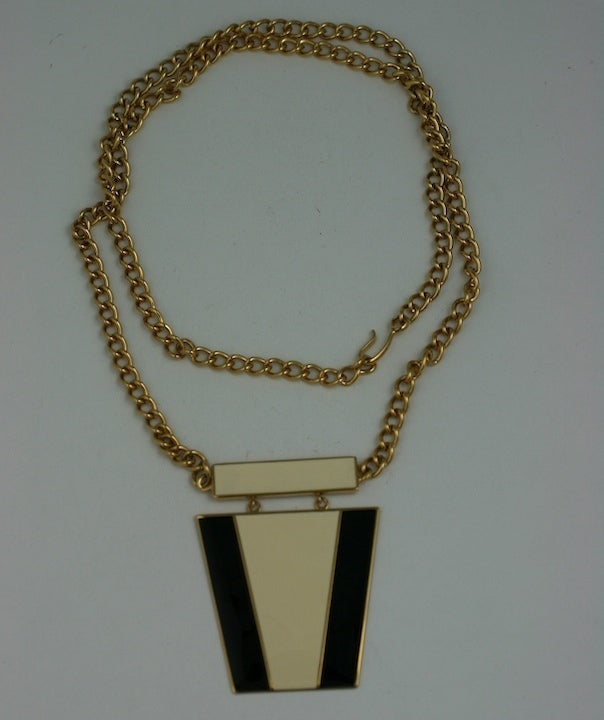 Attractive art moderne style pendant necklace with cream and black enamel. Long chain with dangling central motif. 1980s USA.
Excellent condition.