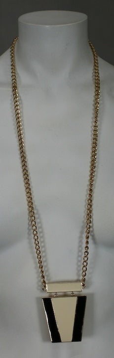 Collana con ciondolo smaltato modernista in vendita 1