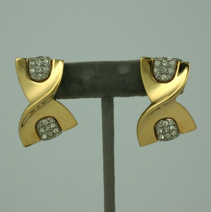 Gilt pave twist earring by Givenchy, Paris. Goldtoned with pave accents and clip back fittings.
Excellent condition.