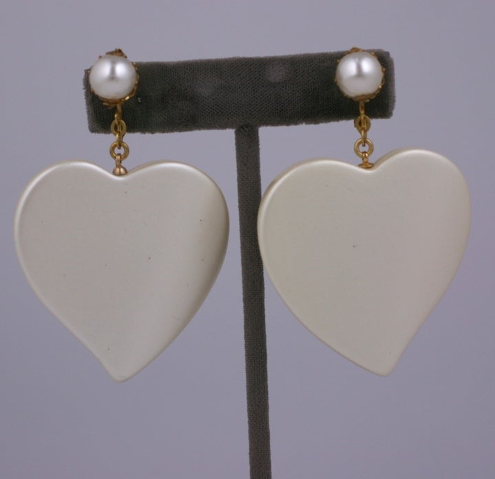 Miriam Haskell's oversized lacquered resin heart dangle earrings with classic pearl and clip back fittings.
Excellent condition.