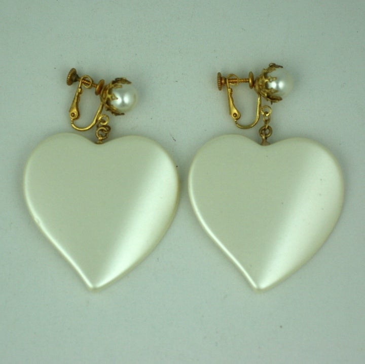 Miriam Haskell Pearl Lacquer Heart  Earrings In Excellent Condition For Sale In New York, NY