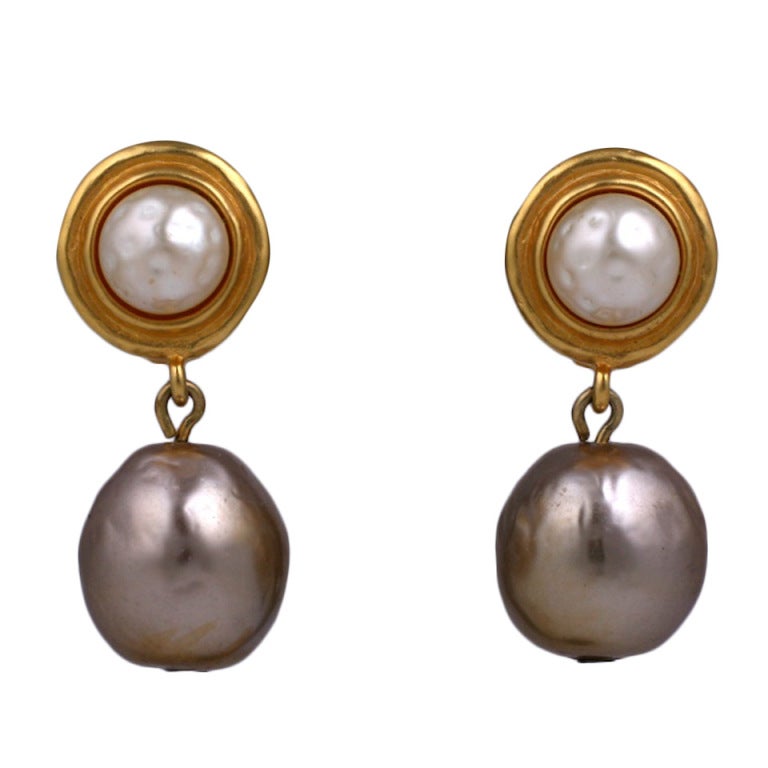 Karl Lagerfeld 2 tone pearl dangle earrings in off white and taupe with matte gold settings. Clip back fittings.
.75