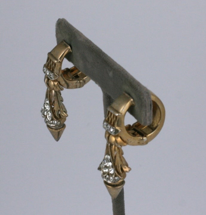 DeRosa Ohrclips aus vergoldetem Sterlingsilber und Kristallpflaster im Retro-Stil mit Scharnier und durchbrochenen Anhängern mit Blattmotiv.
2