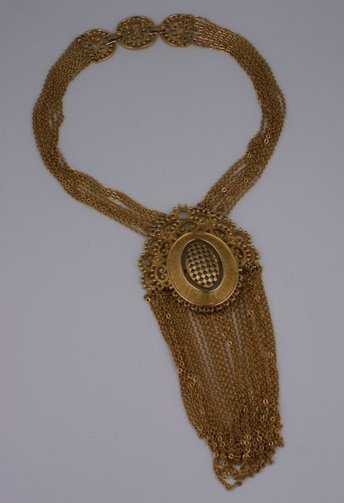 Imposante Halskette mit mehreren vergoldeten Kettenanhängern aus den 1970er Jahren. Die Halskette hat einen doppelten Verschluss, mit dem die Trägerin die Kette verkürzen oder verlängern kann. 1970er Jahre USA. Kürzere Länge 15