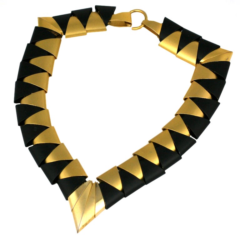 80er Jahre Halskette mit architektonischem Muster im Angebot
