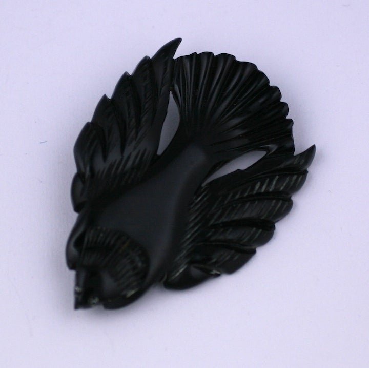 Grande broche en bakélite sculptée d'un oiseau noir datant des années 1930. Yeux peints en verre. Sculpté à la main dans la période déco. 3