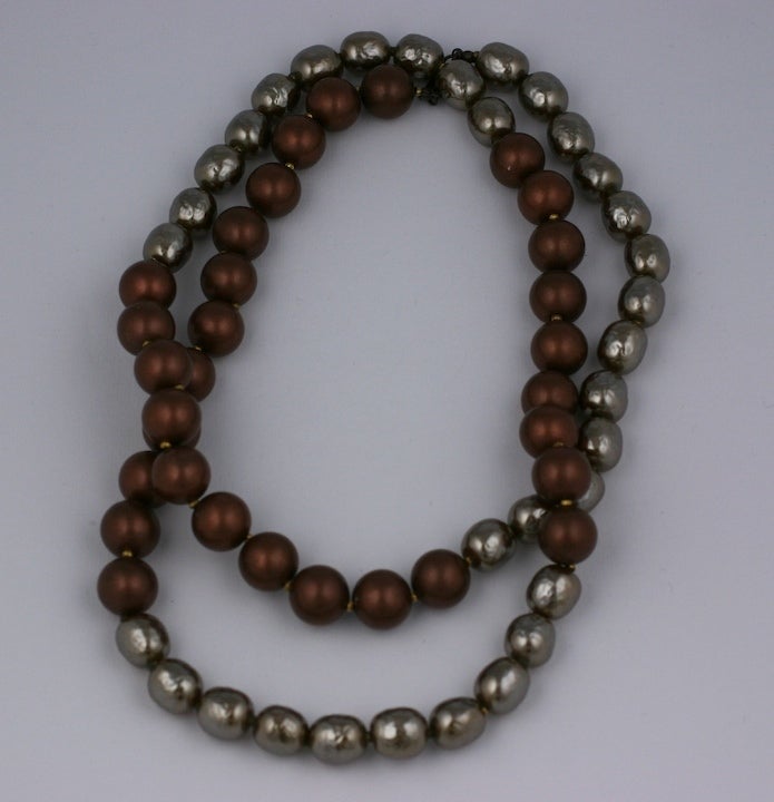 Jolies perles Miriam Haskell en 2 tons de cuivre et de taupe nacré. Long et polyvalent avec de grandes perles de 15 mm. Les perles en cuivre sont lisses et celles en taupe sont plus baroques. longueur de 34