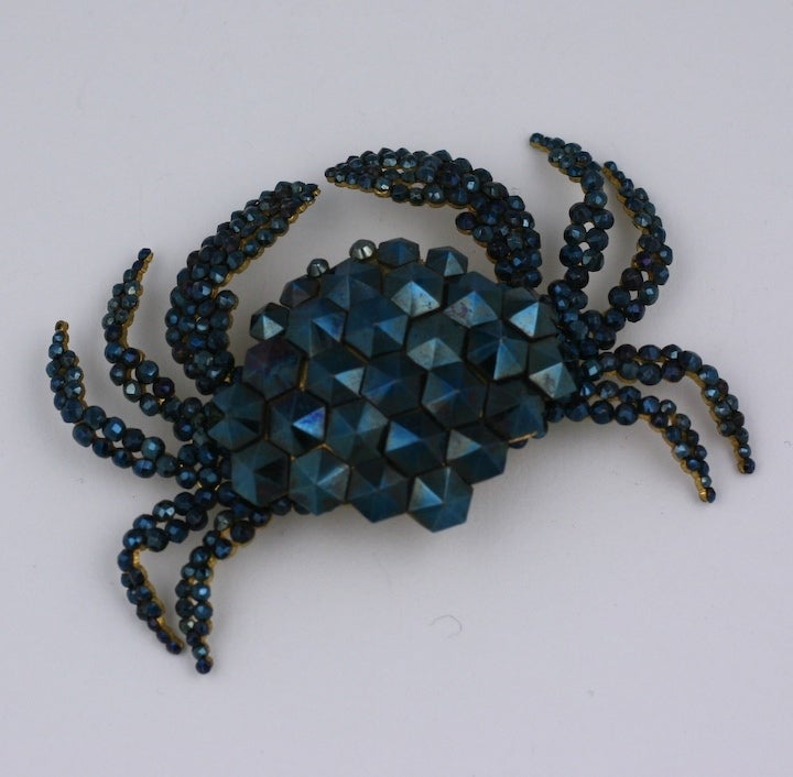 Broche en forme de crabe au look incroyablement contemporain, réalisée en acier découpé irisé. Cette broche est très inhabituelle en raison de sa couleur et de sa construction. Des perles en forme de pointe couvrent le dos et de minuscules perles en