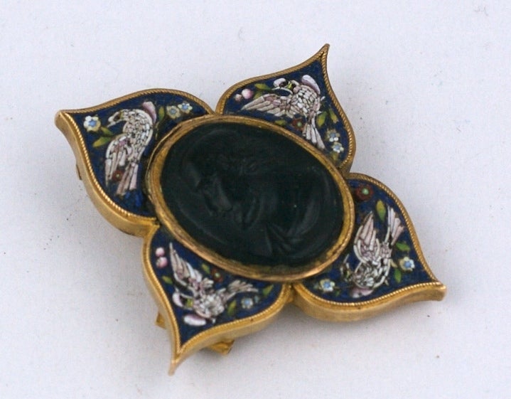 Stein-Kamee-Brosche des späten 19. Jahrhunderts mit Mikromosaik-Tauben-Details. Ungewöhnlich ist die Kombination der handgeschnitzten Steinkamee mit der mikromusikalischen Arbeit. 
Das Kameo zeigt ein antikes männliches Profil und könnte viel
