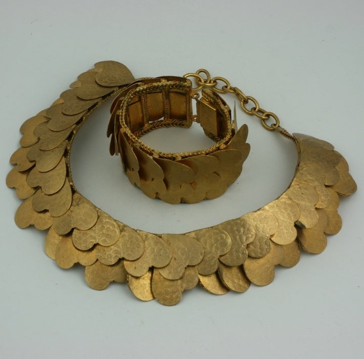 Italienische strukturierte vergoldete Fischschuppen-Halskette und flexibles Manschettenarmband von Luciana Aloisi De Reutern . Italien 1950er Jahre. Armband 1,5