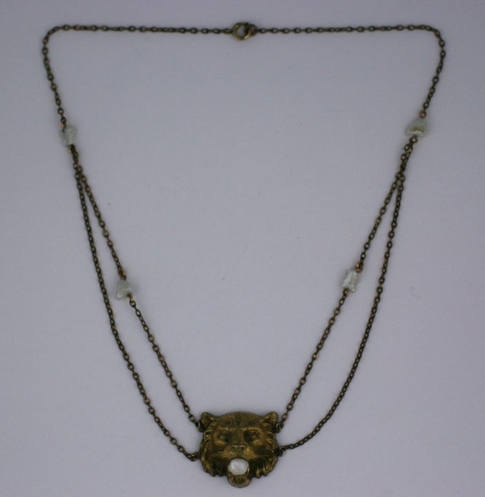 Insolita collana vittoriana a festone di tigre con decorazione di perle naturali barocche di fiume. Metallo riempito d'oro. Anni '900, Stati Uniti. Lunghezza 15