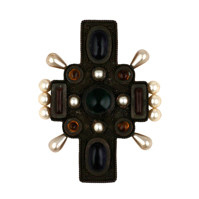 Broche/pendentif croix byzantine de Chanel par Maison Gripoix for Chanel En  vente sur 1stDibs