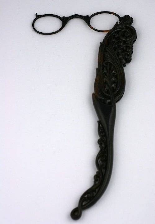 Handgeschnitzte viktorianische Schildpattlorgnette aus dem späten 19. Jahrhundert. Geschnitzt mit den typischen Schnörkeln der Zeit mit schönen durchbrochenen Details. 1880er Jahre USA, nur Inlandsverkäufe. Keine Linsen eingesetzt. 
Ausgezeichneter
