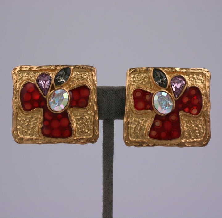 Unusual hammered finish gilt metal earclips by Christian Lacroix with enamel accents and colored Swarovski rhinestones. Always conceived with an unusual and eclectic combination of colors and textures. France 1980s.
1.5