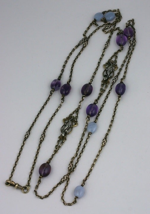 Catena lunga in argento dorato Art Nouveau realizzata in Francia all'inizio del XX secolo. Piccolo  Le 
