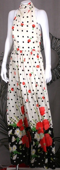 Encantador vestido halter con estampado de amapolas de Oscar De La Renta, de punto sintético con gran cenefa floral. Años 70, EE.UU. 
Talla 12 vintage/6-8 Contemporánea.
Cintura 26